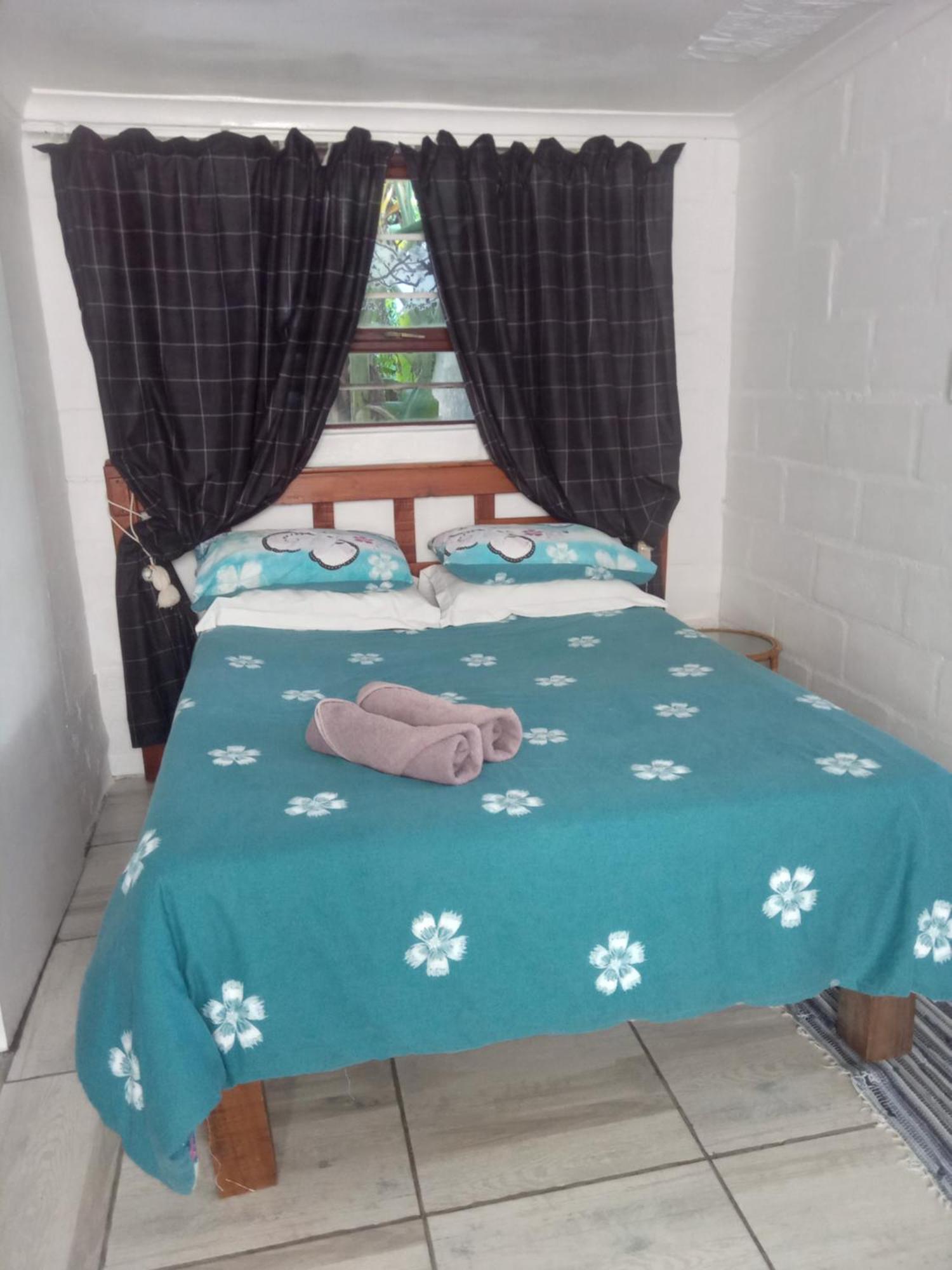 40 On Main Self Catering Apartman Hermanus Kültér fotó